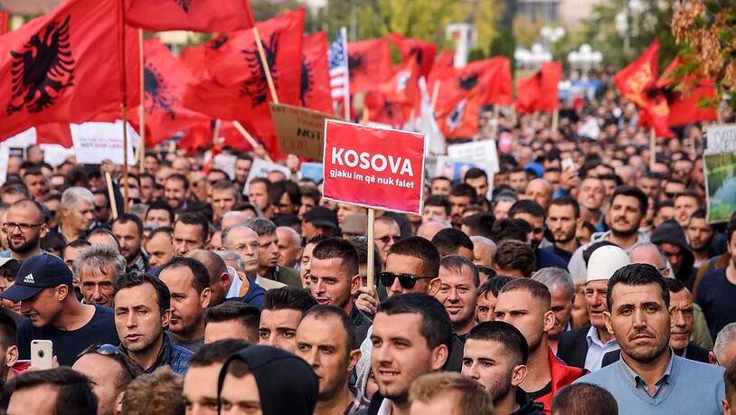 Die Demonstranten in Pristina forderten vor allem, dass es keinen Gebietstausch zwischen Serbien und dem Kosovo geben dürfe. Eine solche Lösung hatten Kosovo-Präsident Thaci und sein serbischer Amtskollege Vucic überlegt.