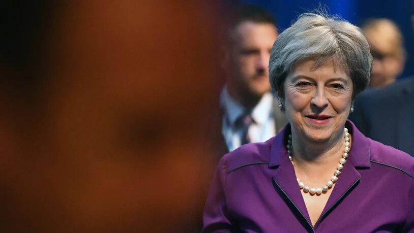 Die britische Premierministerin fordert vor der Rede ihres parteiinternen Rivalen Boris Johnson am konservativen Parteitag ihre Partei dazu auf, sie in ihrem Brexit-Kurs zu unterstützen.