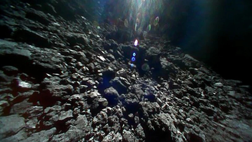 Die Oberfläche des Asteroiden Ryugu ist zerklüftet. Die Aufnahme vom 23. September stammt von einem Roboter-Kundschafter der japanischen Raumsonde "Hayabusa2. Nun macht der Lander "Mascot" weitere Bilder.
