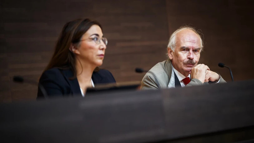 Staatsrätin Cesla Amarelle (links) und Claude Rouiller, Leiter der Untersuchung, bei der Veröffentlichung des Berichts im September. (Archiv)