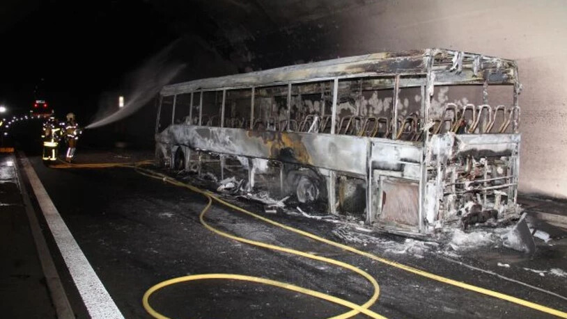 Nach Feuer im Motorenraum: Der französische Reisecar brannte vollständig aus.
