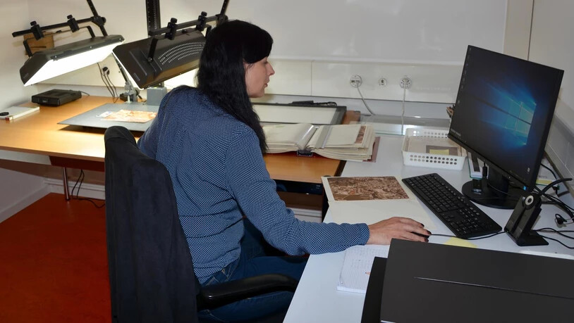 Das Landesarchiv Glarus erfasst in langwieriger Kleinarbeit rund 20'000 Bildexponate digital.