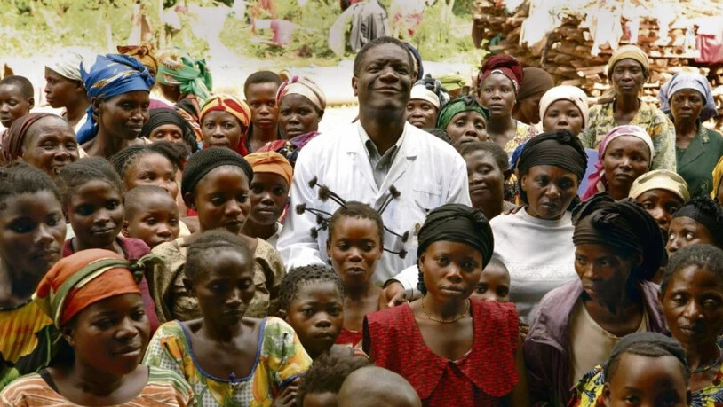 Der Friedensnobelpreisträger Dr. Denis Mukwege inmitten von Frauen, die Opfer von Sexualverbrechen als Kriegsmethode geworden sind. (nobelprize.org)