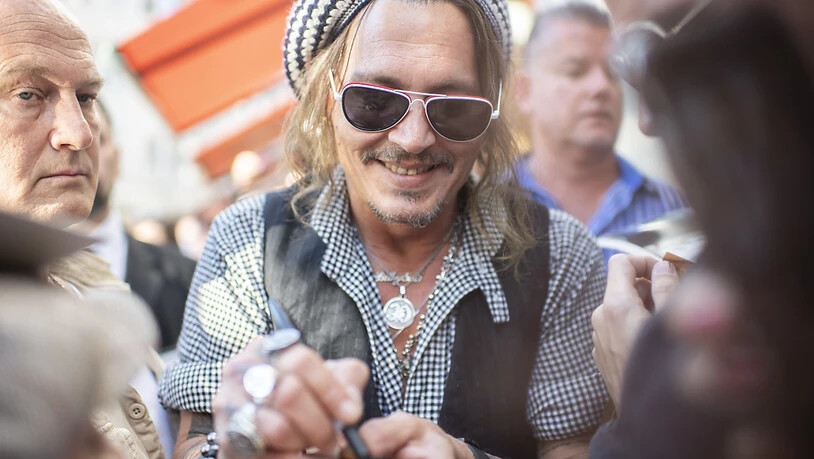 Und alle wollen sie ein Autogramm von Johnny Depp in Zürich.