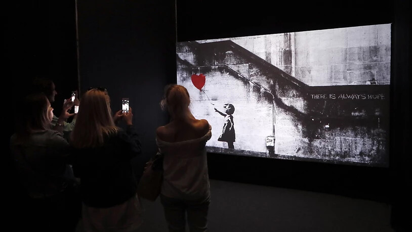 Kunst-Welt-Folklore: Kaum war das Bild 
"Girl with Balloon" von Streetart-Künstler Banksy für einen Rekordpreis von umgerechnet rund 1,4 Millionen Franken versteigert worden, schredderte sich das Werk selbst. (Archivbild)
