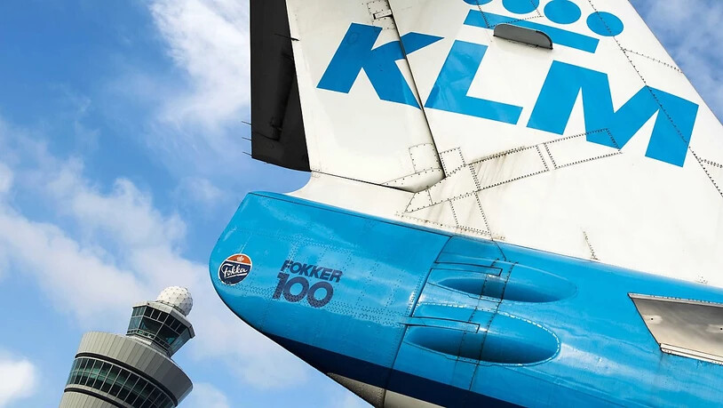 Die Maschine der Fluggesellschaft KLM ist mit Hilfe der niederländischen Flugwaffe sicher auf dem dem Amsterdamer Flughafen Schiphol gelandet. Anlass für den Einsatz der Kampfjets war ein aggressiver Passagier.(Archivbild)