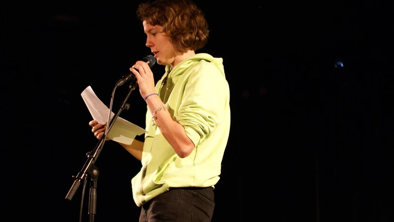 Die jüngste der Slam-Poeten, Anna Ferrari, präsentiert einen Text über den Kampf zwischen Leber und Hirn.