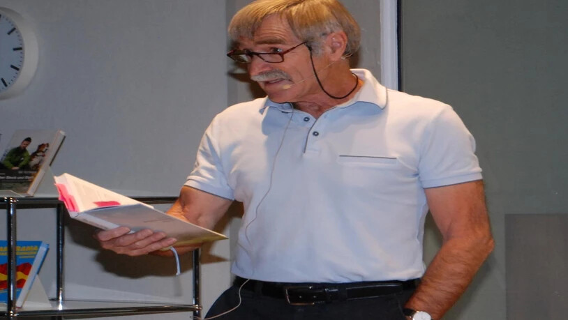 Fesselnd: Der Lesung von Emil Zopfi lauscht das aufmerksame Publikum mucksmäuschenstill.