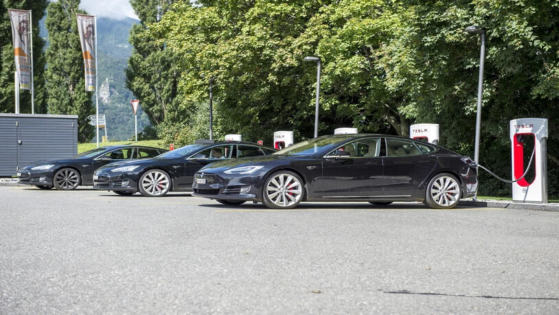 Tesla Fahrzeuge stehen an den Ladestationen in Maienfeld.
