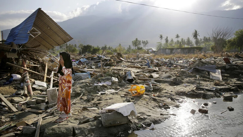 Bisher über 2000 Tote geborgen: Anwohnerin im zerstörten Palu auf Sulawesi.