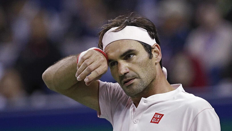 Roger Federer putzt sich den Schweiss von der Stirn