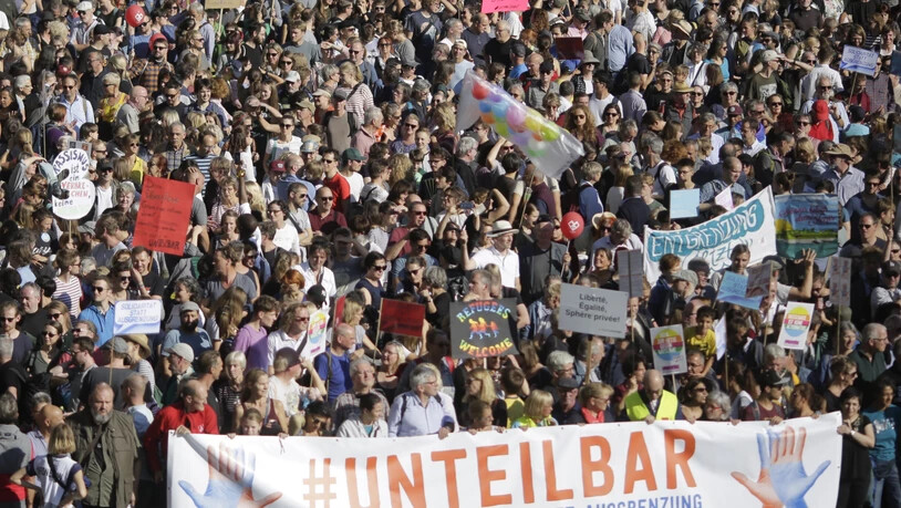 Rund 242'000 Menschen sind in Berlin zu einer Demonstration gegen Rassismus bis Samstagnachmittag gekommen.