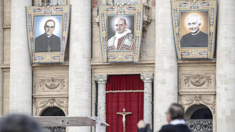 Während der Heiligsprechung von Erzbischof Oscar Romero (l.), Paul VI. (M.) und eines weiteren Seligen prangen deren Grossporträts an der Fassade des Petersdoms.