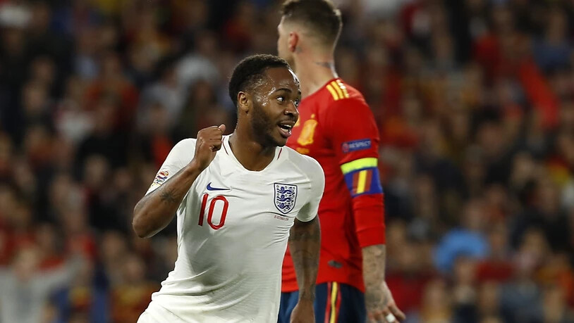 Englands Stürmer Raheem Sterling jubelt über einen seiner zwei Treffer gegen Spanien