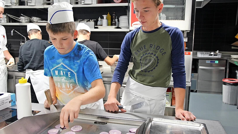 Mauern, kochen, montieren: An den Berufsinfotagen probieren Jugendliche in Glarner Betrieben Berufe aus.