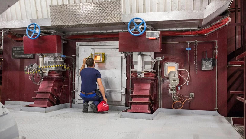 In die Jahre gekommen: Im Ofen 2 der Kehrichtverbrennungsanlage Linth werden pro Stunde etwa 6,5 Tonnen Müll bei etwa 1000 Grad verbrannt.