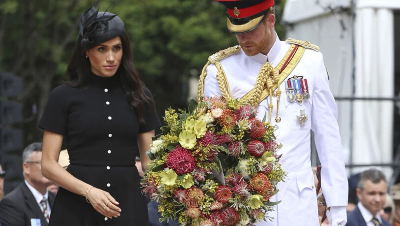 Prinz Harry (34) und seine schwangere Ehefrau Meghan (37) legten am Samstag im Hyde Park in Sydney einen Kranz am Anzac Memorial nieder.