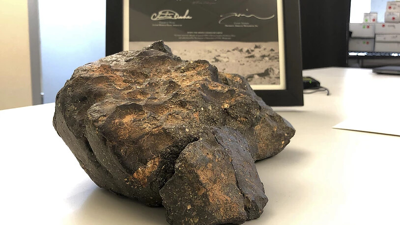 Für den fast 5,5 Kilogramm schweren Mondmeteoriten namens "Mondpuzzle" hat nach Angaben des Auktionshauses RR Auction ein Käufer mehr als 600'000 US-Dollar geboten.