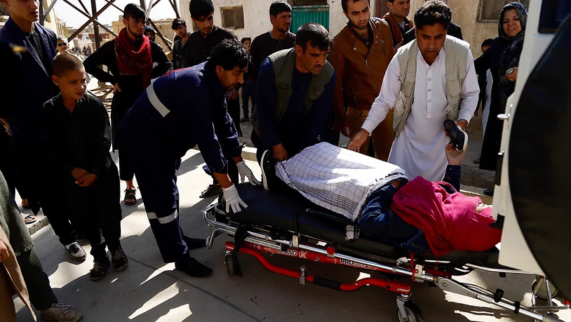 Die Wahl wurde durch Angriffe der radikal-islamischen Taliban gestört. Es gab Tote und Verletzte.