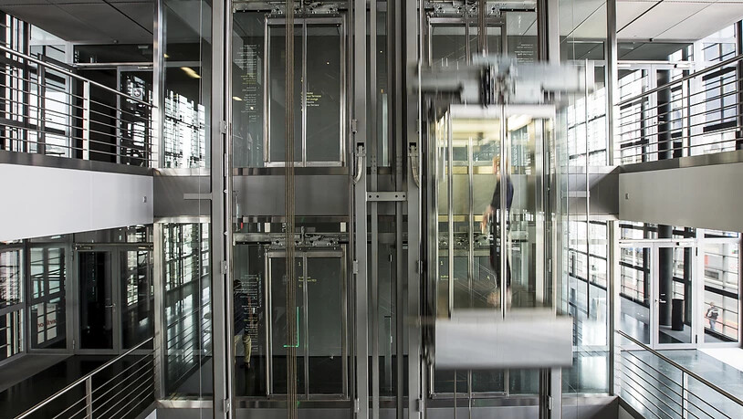 Beim Lift- und Rolltreppenhersteller Schindler geht es mit dem Umsatz nach oben. Im Bild ein Schindler Lift im KKL Luzern (Archivbild)