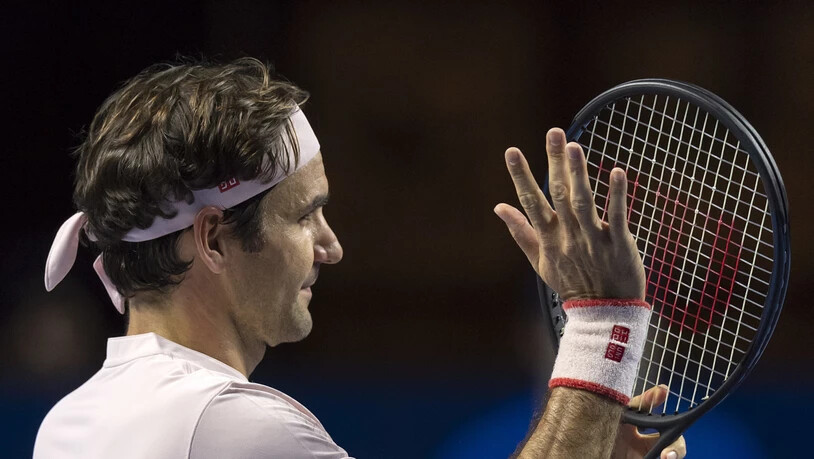 Roger Federer winkt nach dem Sieg dem Publikum zu.