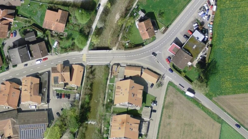 Bei einem Verkehrsunfall mit drei Autos ist am Donnerstag in Wattenwil ein Mann an einer Tankstelle schwer verletzt worden.