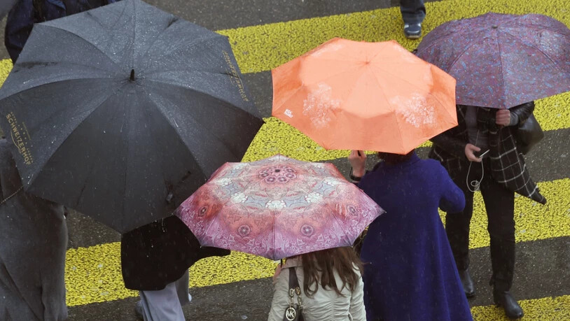 Am Wochenende sind Schirme durchaus angesagt: Meteoschweiz warnt vor Dauerregen. (Symbolbild)