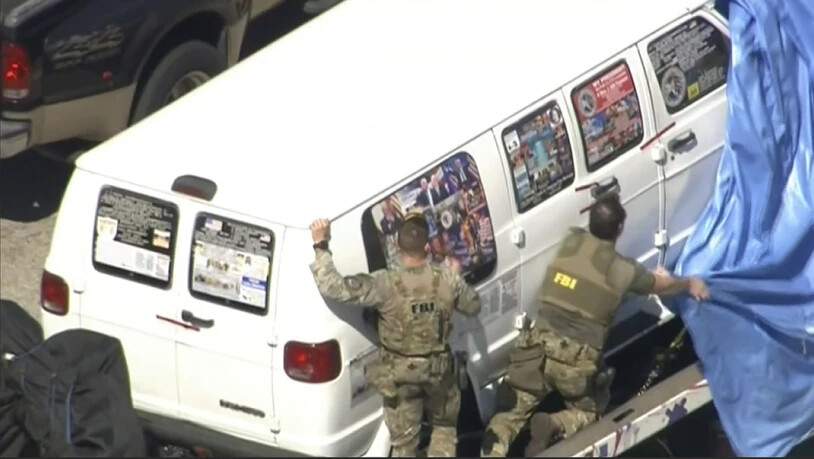 FBI-Agenten am Freitag in Plantation, Florida, beim Van des verhafteten Briefbomben-Verdächtigen.