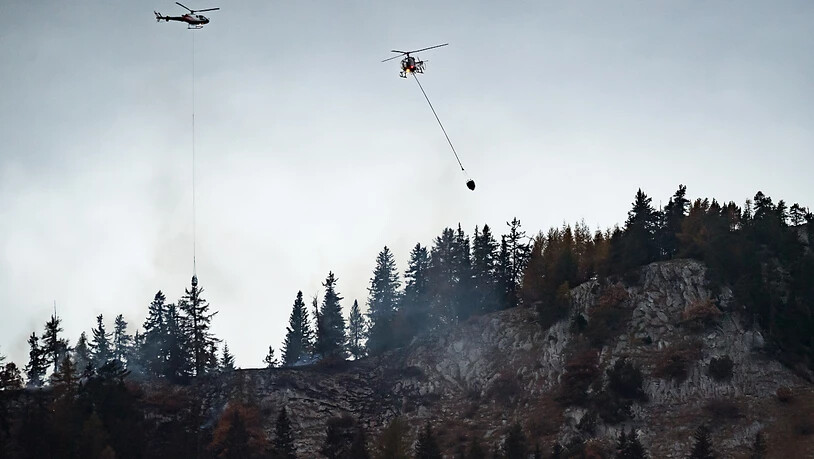 Am Samstag konnten wegen des schlechten Wetters keine Helikopter gegen den Waldbrand eingesetzt werden, dafür half der Regen den Löschequipen.