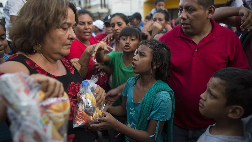 Freiwillige versorgen  im mexikanischen Ort Tapanatepec Migranten mit Nahrungsmitteln. (Foto:Rodrigo Abd/AP)