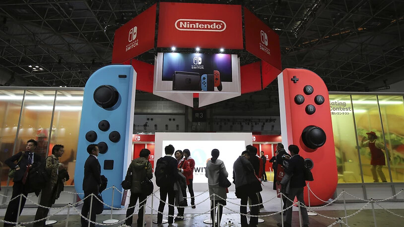 Der japanische Spiele-Hersteller Nintendo verkauft im jüngsten Geschäftsquartal rund 3,2 Millionen Switch-Konsolen. (Archivbild)