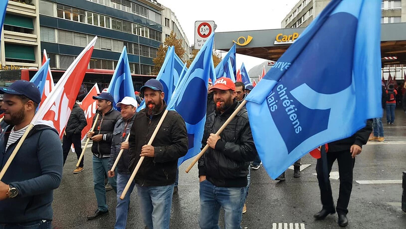 Im Wallis haben rund 400 Bauarbeiter am landesweit organisierten Protest gegen die Verschlechterung ihrer Arbeitsbedingungen teilgenommen, die durch den neuen Landesmantelvertrag droht.