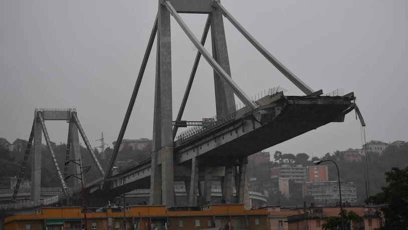 Trotz Katastrophenschäden wie dem Einsturz der Autobahnbrücke in Genua ist die Swiss Re in den ersten neun Monaten in die Gewinnzone zurückgekehrt. (Archiv)