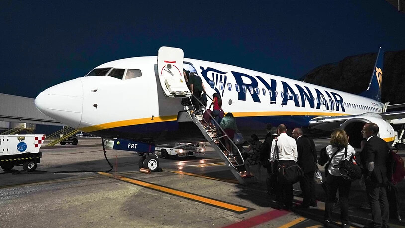 Sollte nur noch gegen Aufpreis möglich sein: Handgepäck auf einem Ryanair-Flieger. (Archivbild)