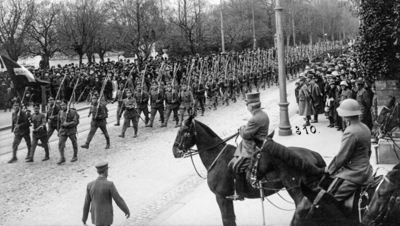 Vor 100 Jahren. am 12. November 1918, begann in der Schweiz der Landesstreik. Im Bild ein Defilee der Ordnungstruppen vor General Ulrich Wille und Oberstdivisionär Emil Sonderegger. Die Ordnungstruppen der Armee wurden gegen die eigene Bevölkerung…