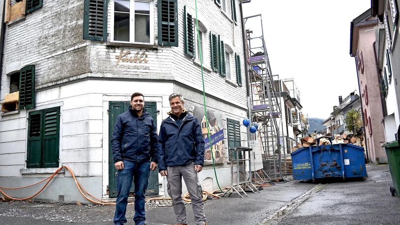 Bauleiter Mathias Grob (links) und Projektentwickler Markus Meili sind bemüht, den Charme des alten «Café Kubli» zu bewahren.