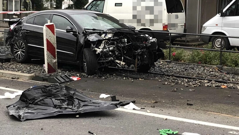 Das Unfallauto blieb mit Totalschaden auf den Geleisen der WSB in Unterkulm AG stehen.