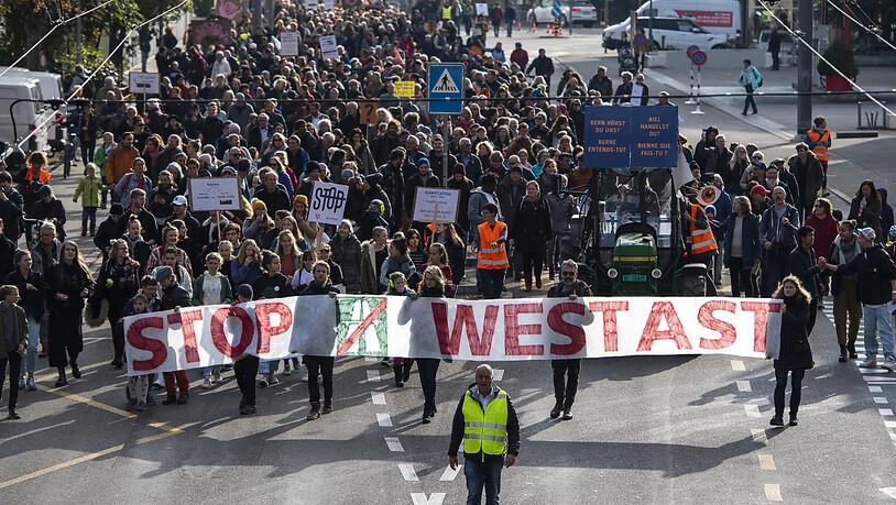 Der Protest gegen den so genannten Westast, das milliardenschwere Autobahnprojekt in Biel, hat am Samstag Tausende mobilisiert.