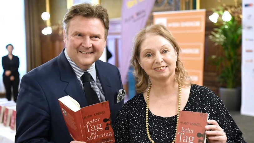 Kostenlose Lektüre: Die britische Autorin Hilary Mantel - hier mit Wiens Bürgermeister Michael Ludwig - verschenkt 100'000 Exemplare ihres Romans "Jeder Tag ist Muttertag".