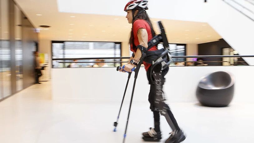 Dank des Exoskeletts Twiice One kann Handbike-Athletin Silke Pan ihren Rollstuhl auch einmal stehen lassen.