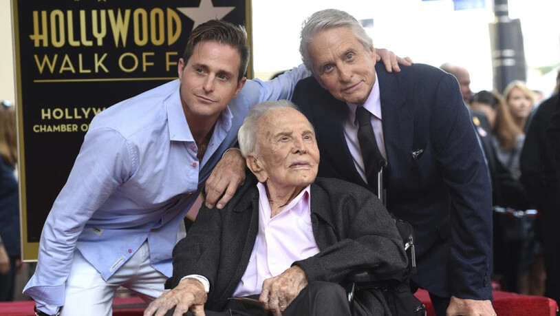 Michael Douglas (r.) sein Vater Kirk Douglas und sein Sohn Cameron Douglas am Dienstag bei der Zeremonie auf dem Hollywood Walk of Fame.