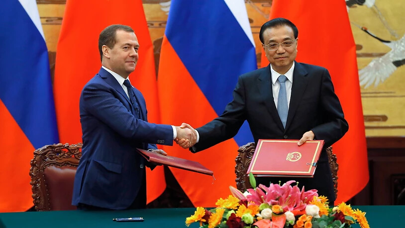 Der chinesische Ministerpräsident Li Lequiang (r.) und sein russischer Amtskollege Dmitri Medwedew vereinbaren eine Ausweitung des Handelsaustauschs ihrer Länder.