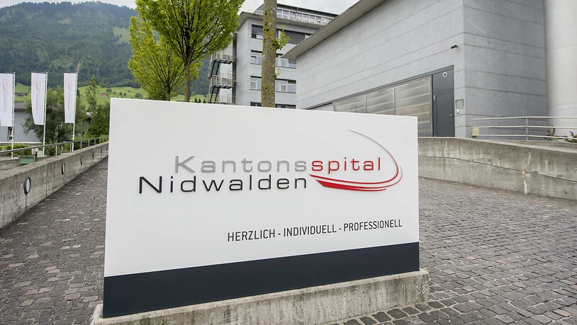 Das Kantonsspital Nidwalden in Stans soll eine Tochtergesellschaft des Luzerner Kantonsspitals werden. Die zuständigen Regierungsmitglieder haben deswegen in Stans einen Vertrag unterzeichnet. (Archivbild)