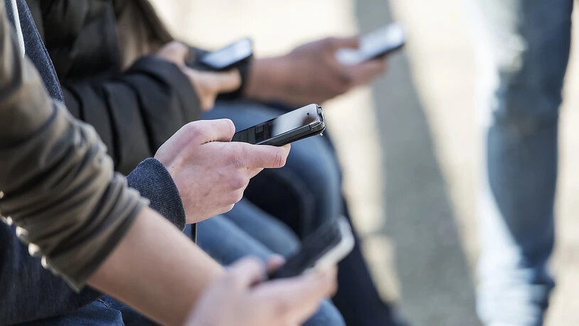Das mobile Online-Leben hat nicht nur schöne Seiten: Ein Drittel der Jugendlichen wurde einer Umfrage zufolge schon von Fremden mit unerwünschten sexuellen Absichten kontaktiert. (Archivbild)