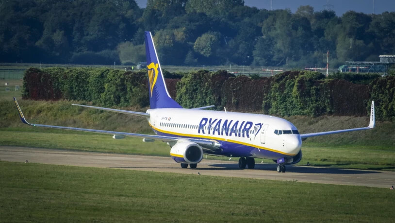 149 Ryanair-Passagiere konnten am Donnerstagabend erst nach fünfstündiger Verspätung nach London reisen. Der Grund: Frankreich hat das Flugzeug beschlagnahmt. (Archiv)