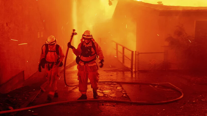 In Paradise, Kalifornien, sind mindestens 1000 Gebäude zerstört worden, nachdem ein Waldbrand auf die Kleinstadt übergegriffen hat.
