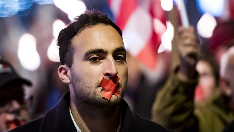 Demokratie verletzt: Valentin Zuber, Sprecher des Komitees  "Moutier ville Jurassienne" mit zugeklebtem Mund an der Kundgebung in dem Städtchen.