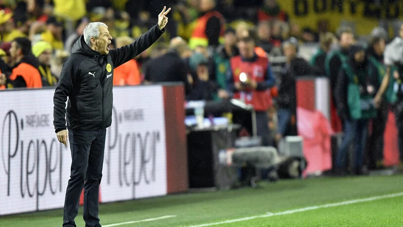 Dortmunds Schweizer Trainer Lucien Favre gibt die Richtung vor und coacht sein Team zum Sieg gegen Bayern. Er und Dortmund bleiben ungeschlagener Leader