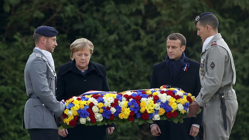 Frankreichs Präsident Macron und die deutsche Kanzlerin Merkel legten einen Kranz zum Gedenken an die Opfer des Ersten Weltkriegs nieder.