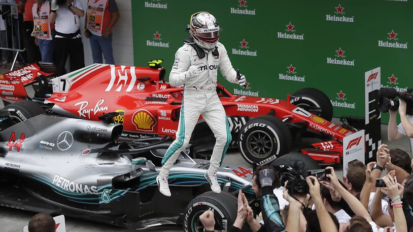 Hamilton springt jubelnd von seinem Mercedes-Dienstfahrzeug